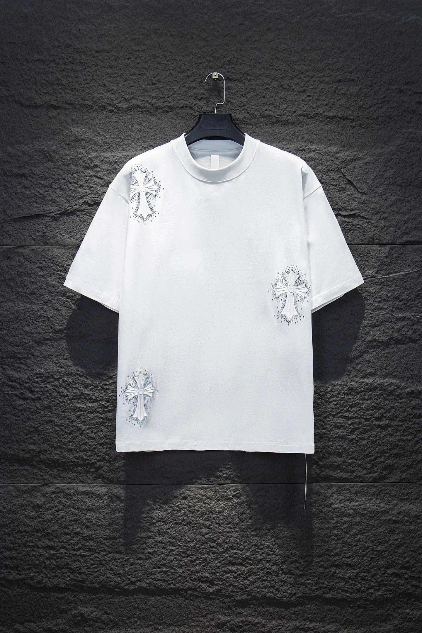 🅿️200 Style number: 7254# 🆕Chrome hearts 25ss os version is really charming. Chrome hearts are really unique. Every season’s new version is the best. It is very practical and can be worn casually✔️ - ⚠️100% cotton. Made of 32 double yarns and 260 grams of fabric. Made of imported knitting needle carded cotton, the thickness is moderate, drapey and contoured, making the upper body comfortable! ! It is very tolerant to fat body types and can instantly lose five pounds after wearing it!  Specially ordered many Austrian hot diamonds, which have the bling bling effect of natural crystals under the light, with multi-faceted reflective points, and the production cost is extremely high. The laser molding includes a computer engraving machine and a laser machine, which are accurate in granular units. Finally, it is hot and set at high temperature. After the hot stamping, the firmness needs to be tested repeatedly on the hot stamping. It can show colorful reflections under the light. The collar webbing extends to the shoulders for reinforcement, and the stitching at the joints. The hem and cuffs are all made of 0.2mm stitch double-thread stitching. They are carefully produced at a high cost. The attitude of making goods with a magnifying glass restores the quality and effect of the product. The full set of customized accessories only presents every detail to the customer. Printing is done using film printing. 50,000 positioning is very time-consuming. The body is treated with silicone elements, which greatly increases the interest of the clothing; unique visual effects. After special treatment, a unique effect is formed. An irregular hem is added to the version. This year's Kroxin is the main version. In the past two years, the oversize version has become the focus of the trend and has been a popular staple in the past two years. The change of designers has made this brand an instant hit. The progressive fashion of the times also needs the blood impact of fresh elements and trendy designs in order to continue its glory! It’s stylish both inside and outside, a must-have for high street travel! An absolute "eye-catching style" that can match couples 💏 Color: Black White Size: S M L XL